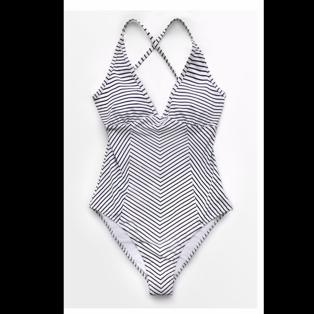 CUPSHE black and white stripe V-neck. New w/ tags.